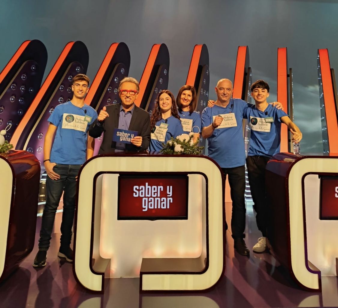 El equipo extremeño del IES Pedro de Valdivia junto a Jordi Hurtado.