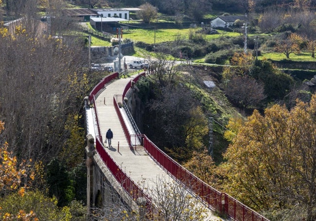 La plataforma ferroviaria es ahora una vía verde muy popular entre senderistas y ciclistas.