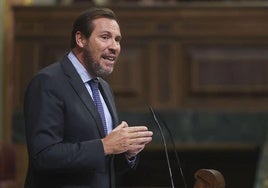 El ministro de Transportes, Óscar Puente, en un pleno en el Congreso de los Diputados.