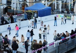 Ambiente en la pista de hielo sintético instalada en la Plaza Mayor de Cáceres.