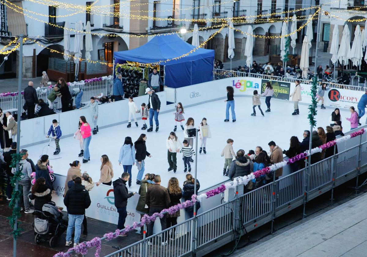 Ambiente en la pista de hielo sintético instalada en la Plaza Mayor de Cáceres.