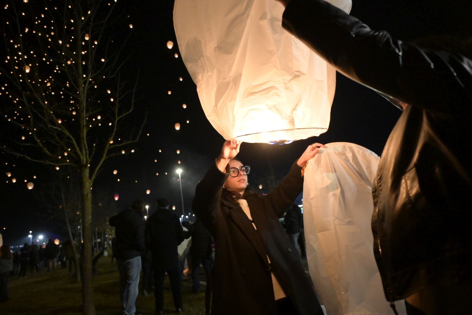 Los farolillos lanzan al cielo los deseos de los vecinos de Badajoz