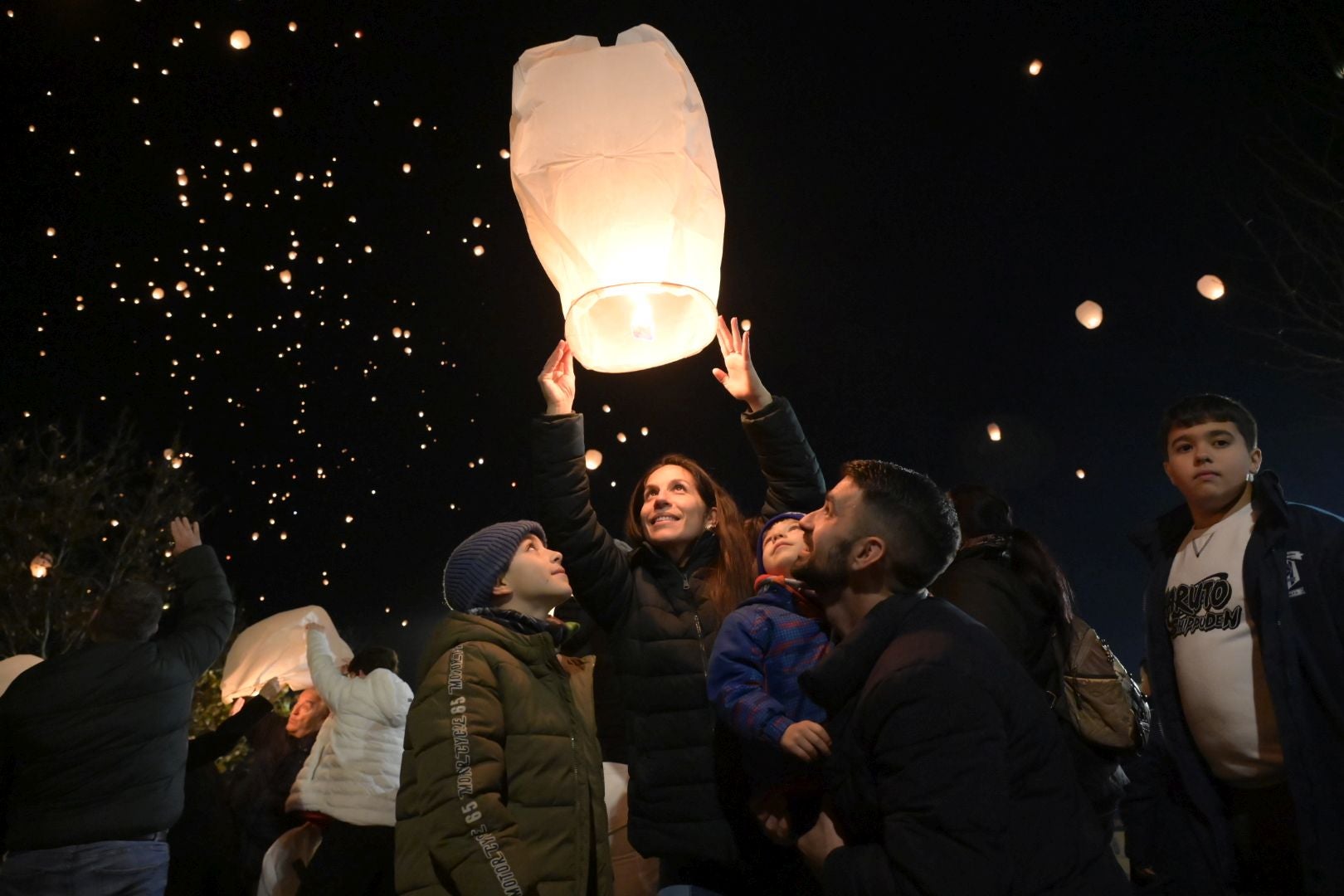 Los farolillos lanzan al cielo los deseos de los vecinos de Badajoz