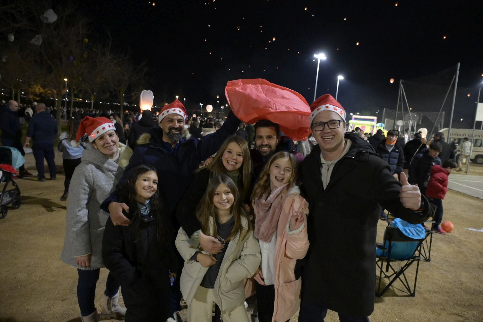 Los farolillos lanzan al cielo los deseos de los vecinos de Badajoz