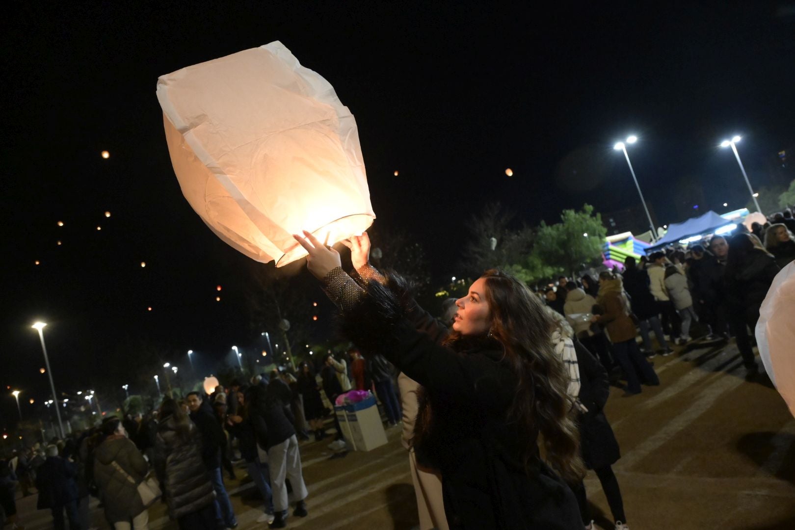 Los farolillos lanzan al cielo los deseos de los vecinos de Badajoz