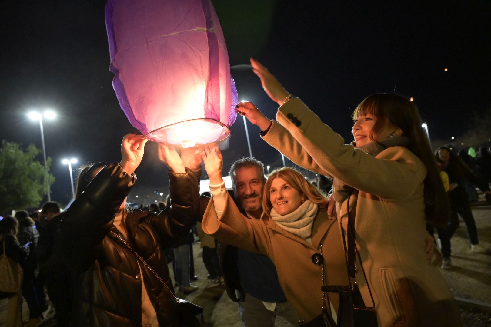 Los farolillos lanzan al cielo los deseos de los vecinos de Badajoz
