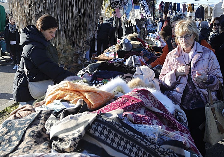 Los puestos mantuvieron mucho público durante la mañana del sábado.