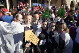 Pilar Villalón con sus amigas y famila en la Plaza Alta para correr la San Silvestre.