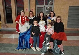 Los pequeños del AMPA 'La Barranquera' celebraron su tradicional Festival Navideño. Hubo bailes y villancicos, talleres, animación infantil, almendras garrapiñadas, castañas asadas, vino caliente e incluso una visita de los pajes reales