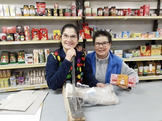 La tienda de alimentación El Barato echa el cierre hoy tras más de 75 años por la jubilación de sus dueñas