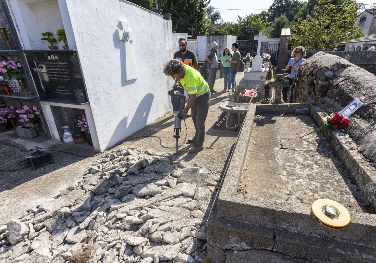 Catas en julio pasado en el cementerio cacereño de Torremenga para encontrar los restos de represaliados por la dictadura franquista.