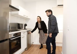 La secretaria general de Igualdad, Ara Sánchez, junto al arquitecto Eduardo Reveriego, en una de las estancias del centro de atención 24 horas a víctimas de violencia sexual en Cáceres.