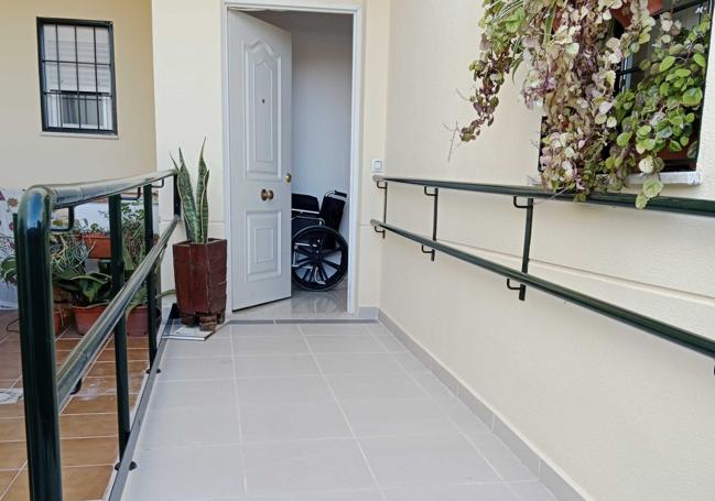 Rampa de acceso en el patio de la casa para facilitar a Dolores la entrada a la vivienda.