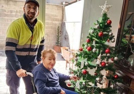 Anastasio Ardila junto a su madre Dolores Rodríguez, en su nueva vivienda social adaptada en Talavera la Real.