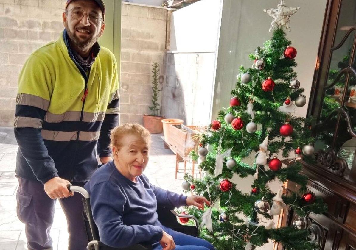 Anastasio Ardila junto a su madre Dolores Rodríguez, en su nueva vivienda social adaptada en Talavera la Real.