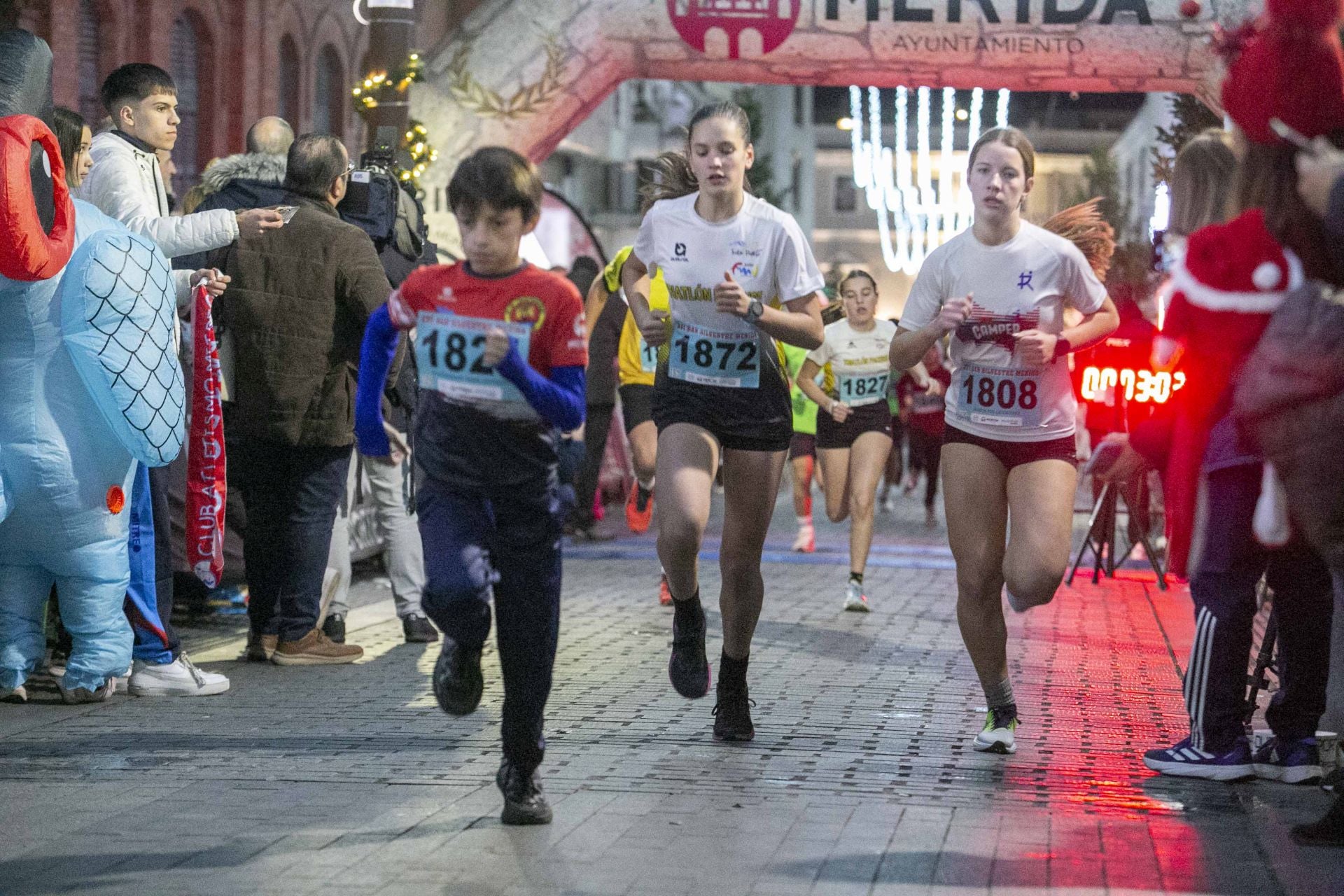 FOTOS | La San Silvestre llena de público el centro de Mérida