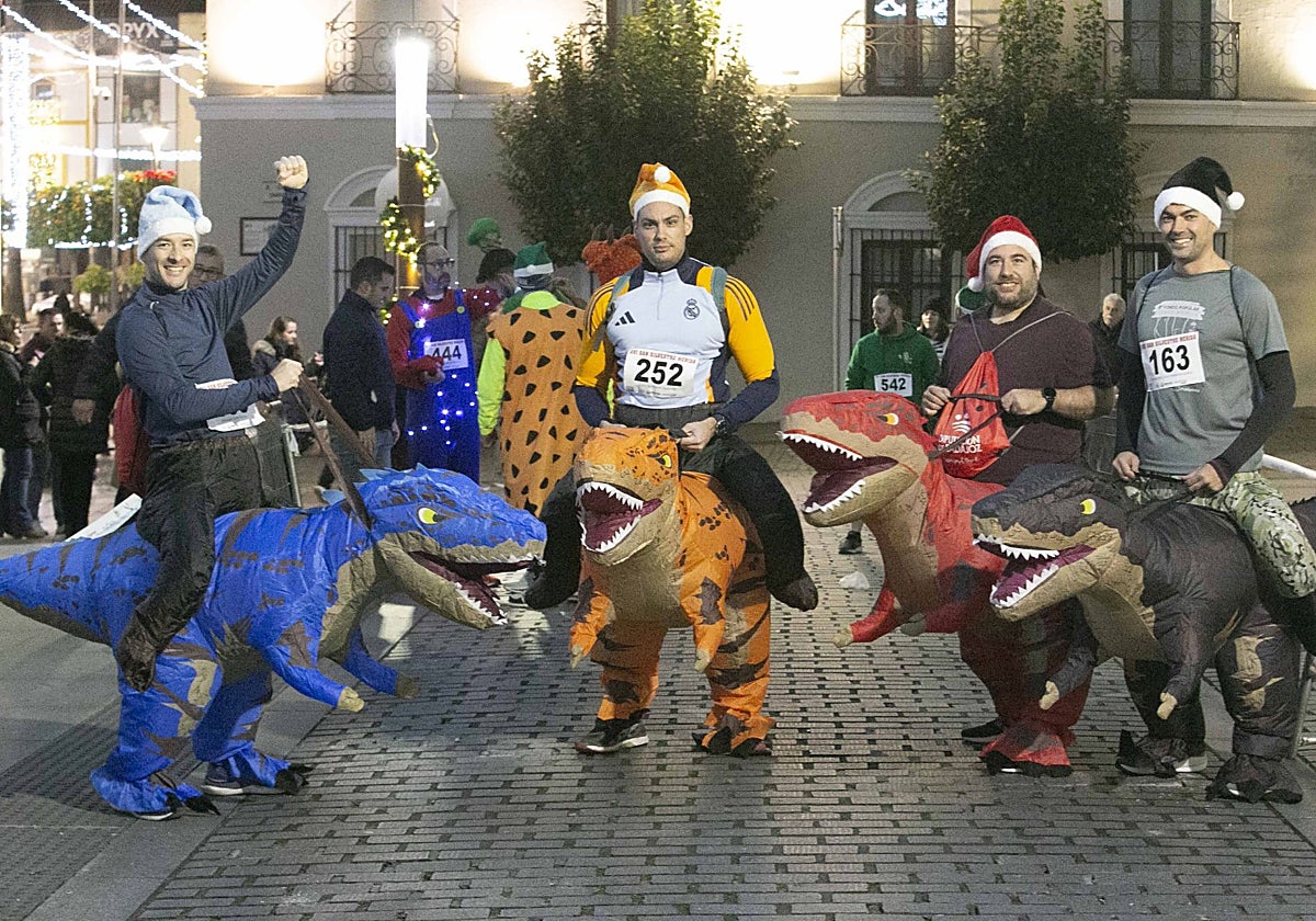 Uno de los grupos que ha participado con disfraces en la carrera.