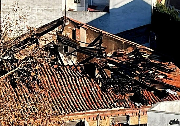 Estado en que quedó la cubierta de madera, devorada por las llamas.