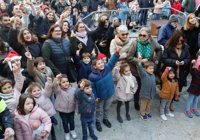 Los niños muestran las gominolas que han comido en lugar de las uvas.