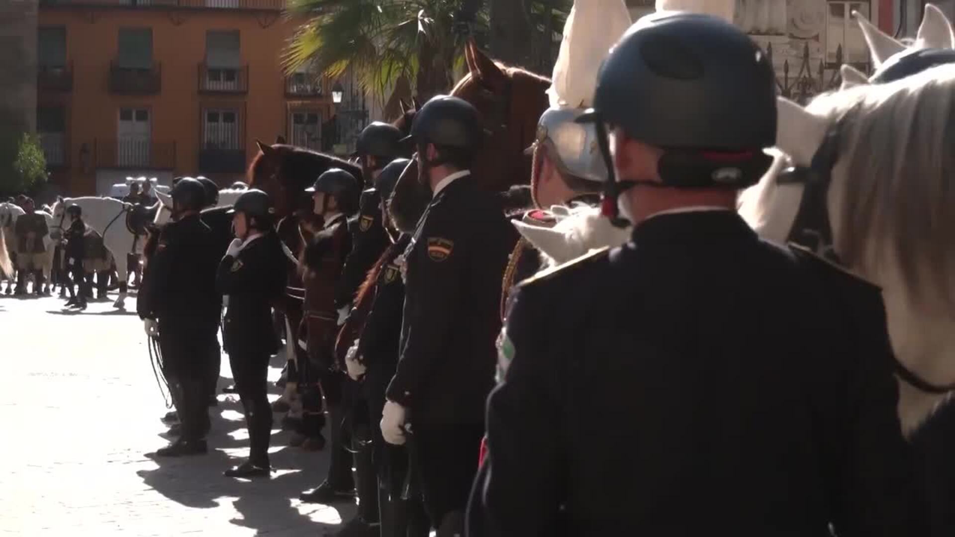 Animales de las unidades ecuestres y caninas de la Policía Nacional desfilan en Sevilla