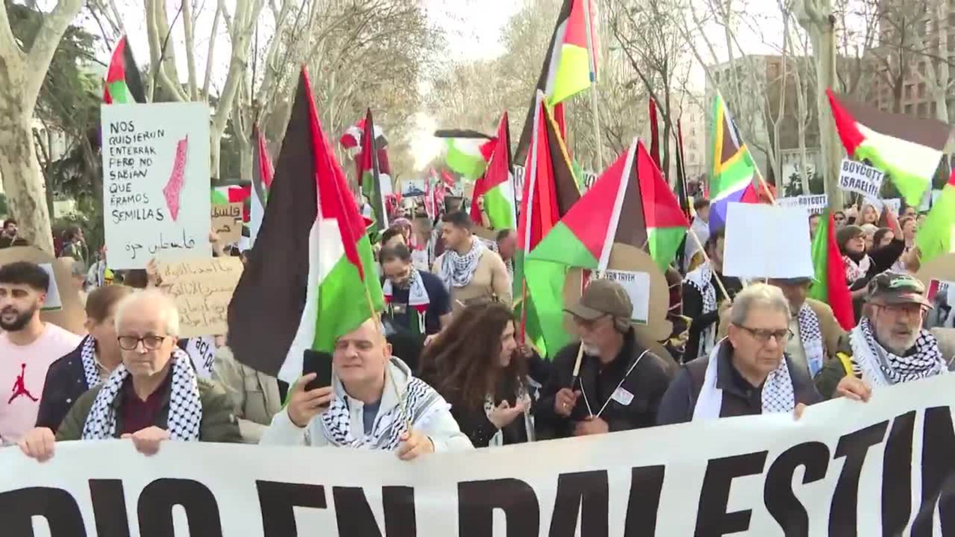 Multitudinaria manifestación en Madrid un día después del pronunciamiento de la CIJ