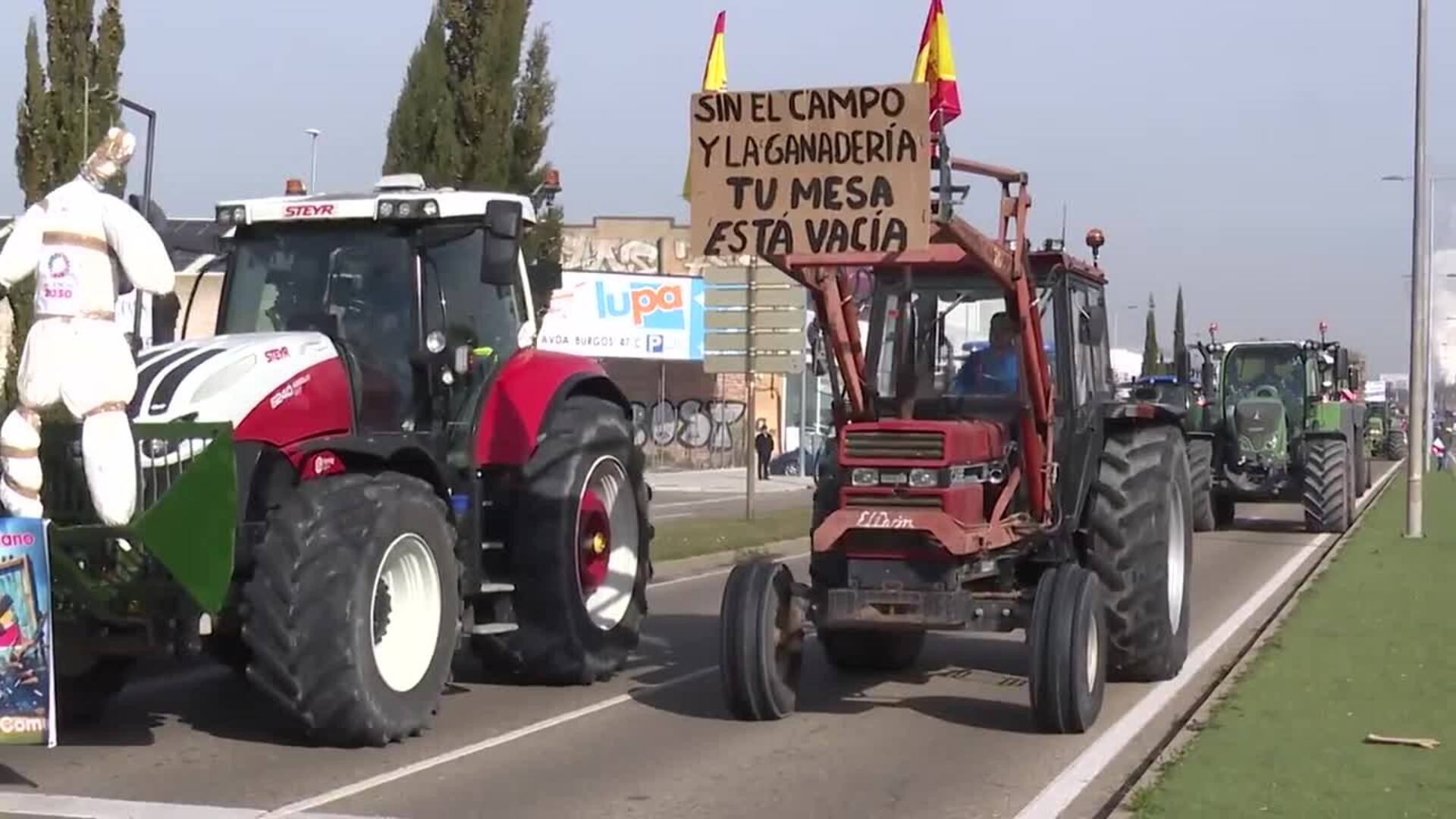 Decenas de tractores llevan a Valladolid la protesta contra la "asfixia" de la Agenda 2030