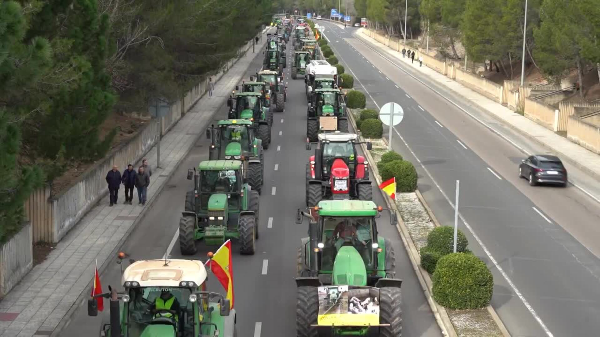 Primera jornada de protestas del campo en C-LM se salda con miles de tractores cortando vías