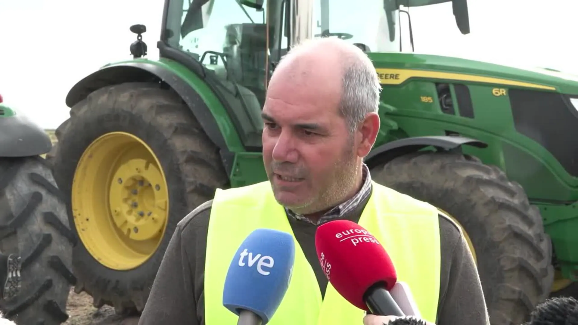 Agricultores extremeños vuelven a cortar carreteras: "Nuestro cierre es vuestra hambre"