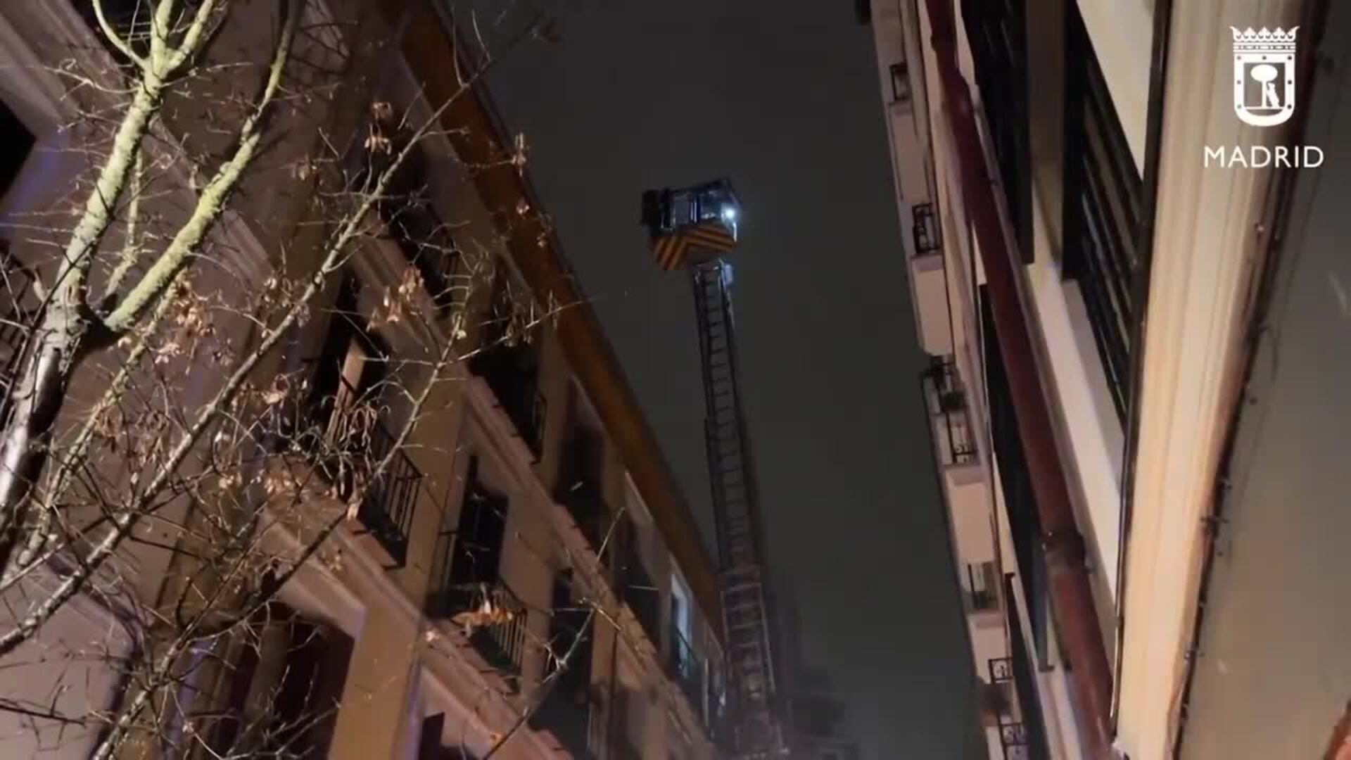 Desalojado sin heridos un edificio cerca de Plaza de España por el incendio de unos trasteros