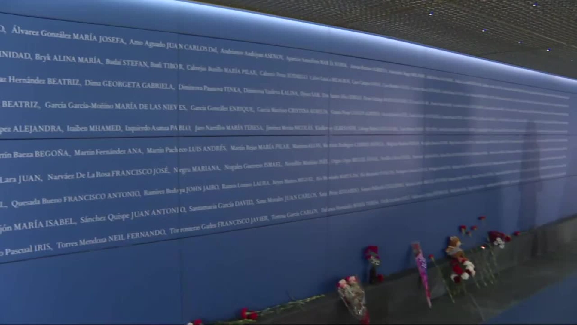 Los ciudadanos valoran el nuevo memorial del 11M en Atocha