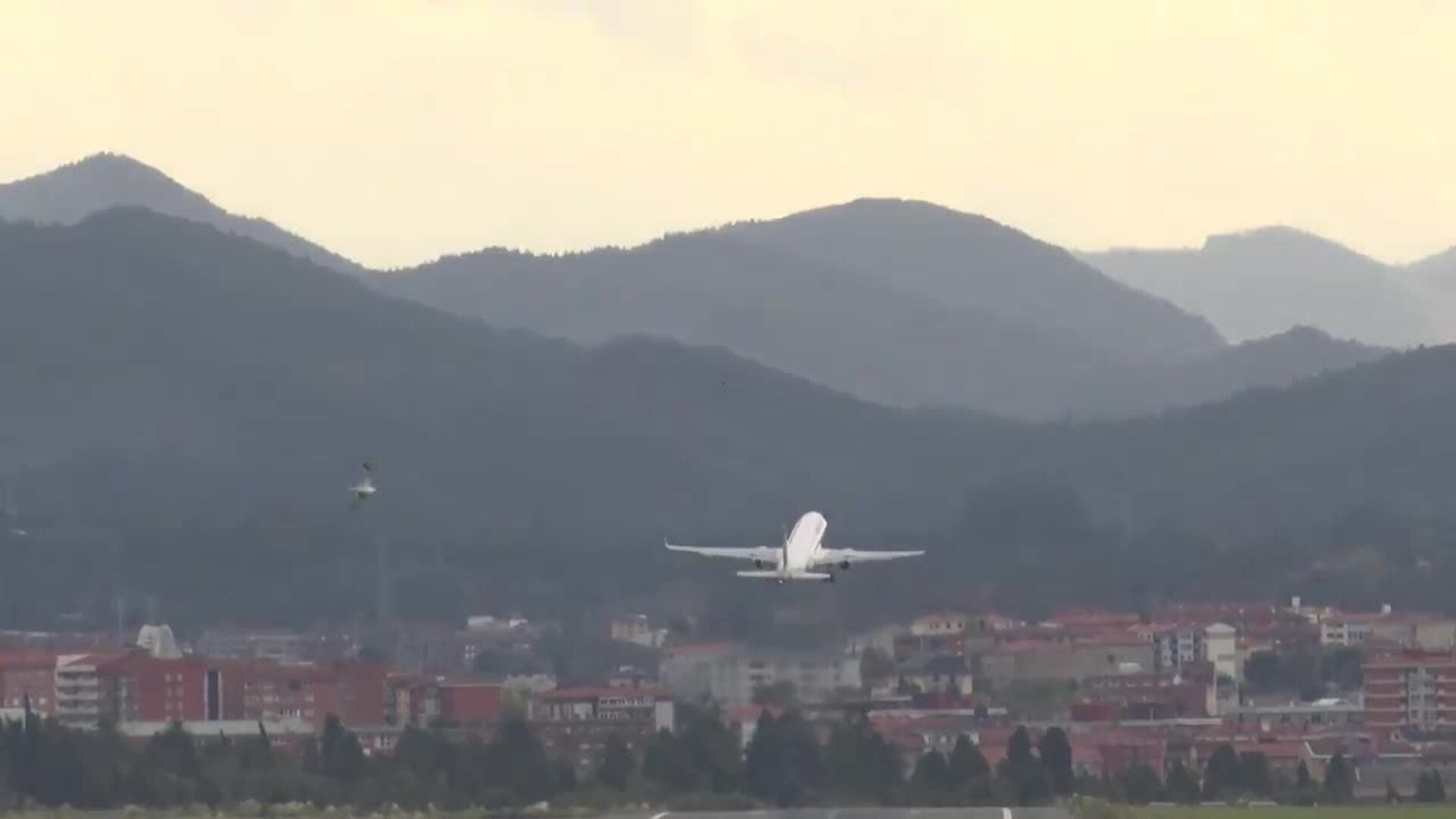 'Kirk' deja vientos huracanados de más de 200 km/h y daños materiales en el norte peninsular