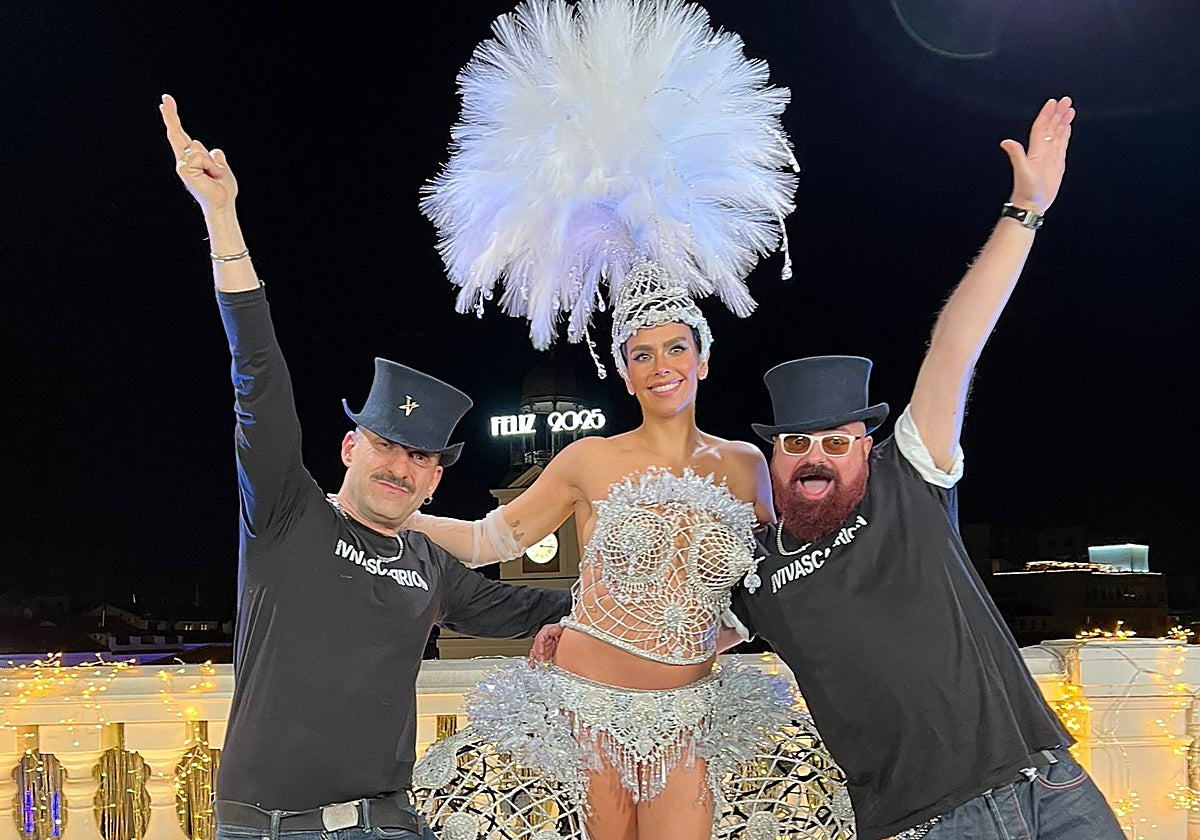 Manuel Carrión, Cristina Pedroche y el cacereño Felipe Vivas (derecha) esta Nochevieja en la Puerta del Sol.