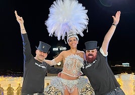 Manuel Carrión, Cristina Pedroche y el cacereño Felipe Vivas (derecha) esta Nochevieja en la Puerta del Sol.