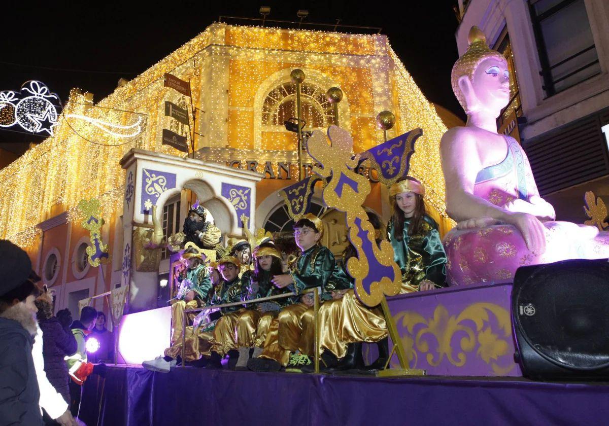 La última cabalgata de Reyes a su paso por el Gran Teatro de Cáceres.