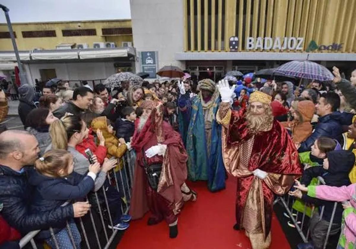 Los Reyes Magos llegarón a Badajoz en 2018 rodeados de chbasqueros y paraguas.