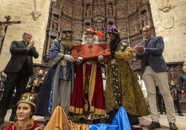 Melchor, Gaspar y Baltasar en la Concatedral de Santa María junto al obispo y al alcalde de Cáceres.