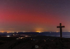 Foto de la aurora boreal captada desde el risco de Sierra de Fuentes (Cáceres).