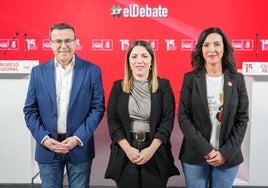 Miguel Ángel Gallardo y Esther Gutiérrez junto a la presentadora del único debate de primarias para liderar el PSOE de Extremadura.