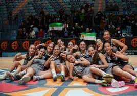 Las cadetes extremeñas celebran su primera victoria en el Campeonato de España.