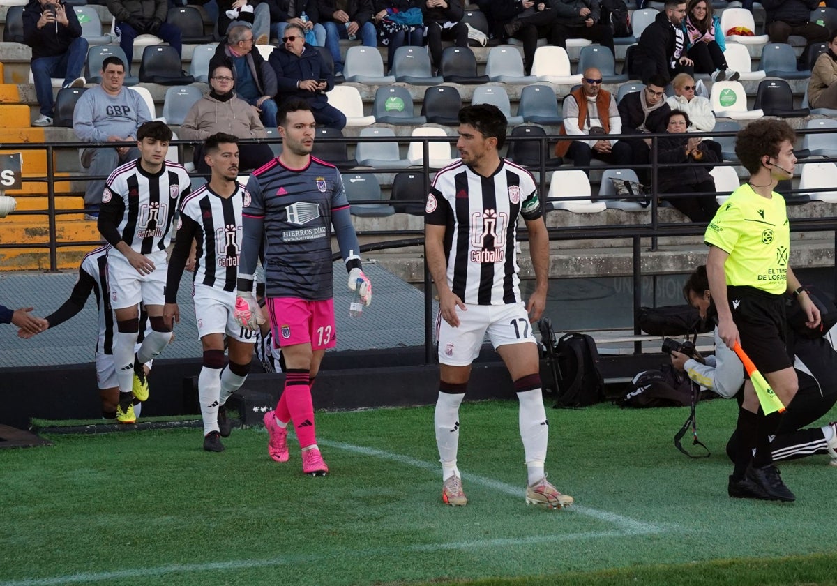 Los jugadores del Badajoz saltan al césped del Nuevo Vivero en el último partido ante el Jerez.