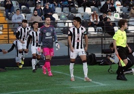 Los jugadores del Badajoz saltan al césped del Nuevo Vivero en el último partido ante el Jerez.