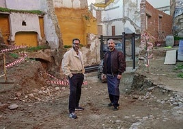 Jesús Ortega y Juan Carlos Guajardo en el solar donde se está levantando el edificio.