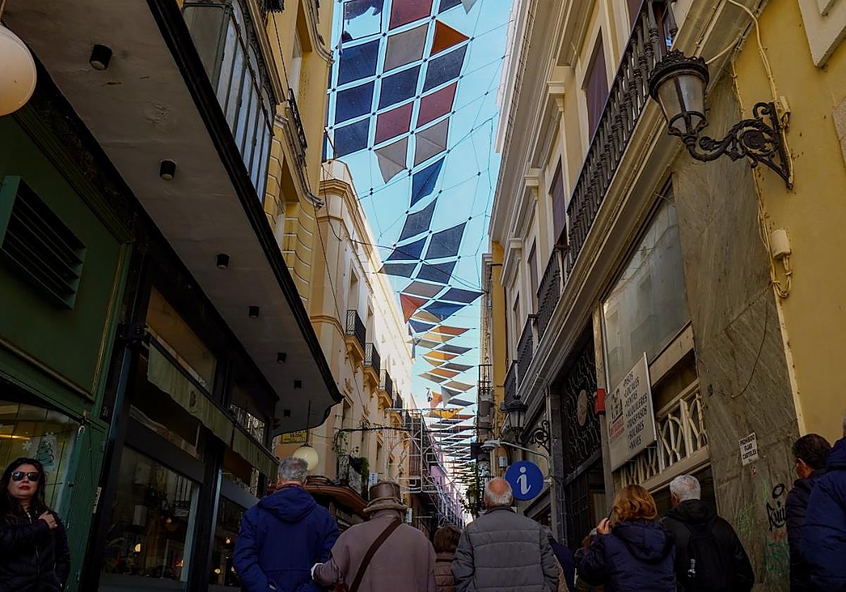 En la red instalada sobre la calle San Juan faltan rombos y hay otros que cuelgan.