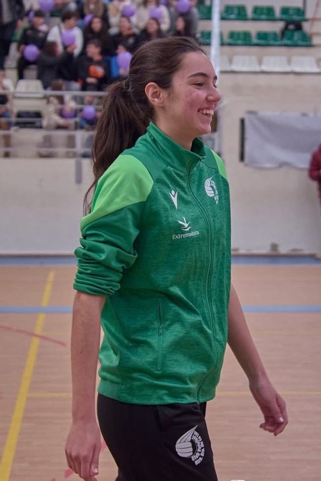 Fabiola Ortega, del Arroyo e internacional sub-17, recibió un homenaje y realizó el saque de honor.