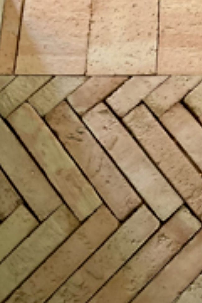 Foto de detalle de los suelos de barro. Cada pieza está cortada a mano.