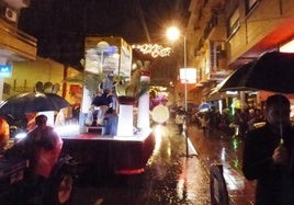 Foto de archivo de una cabalgata de Reyes un día de lluvia.