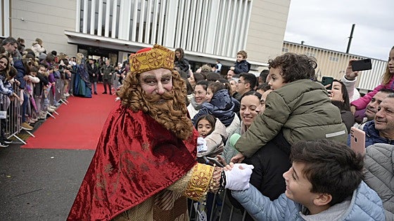 Melchor saluda a los niños a las puertas de la estación de tren de Badajoz.
