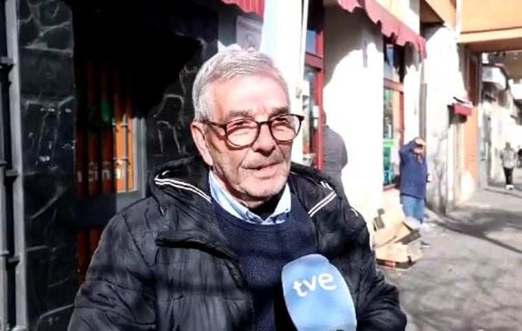 Miguel Hernández, de Cáceres, celebra que le han tocado 25.000 euros.