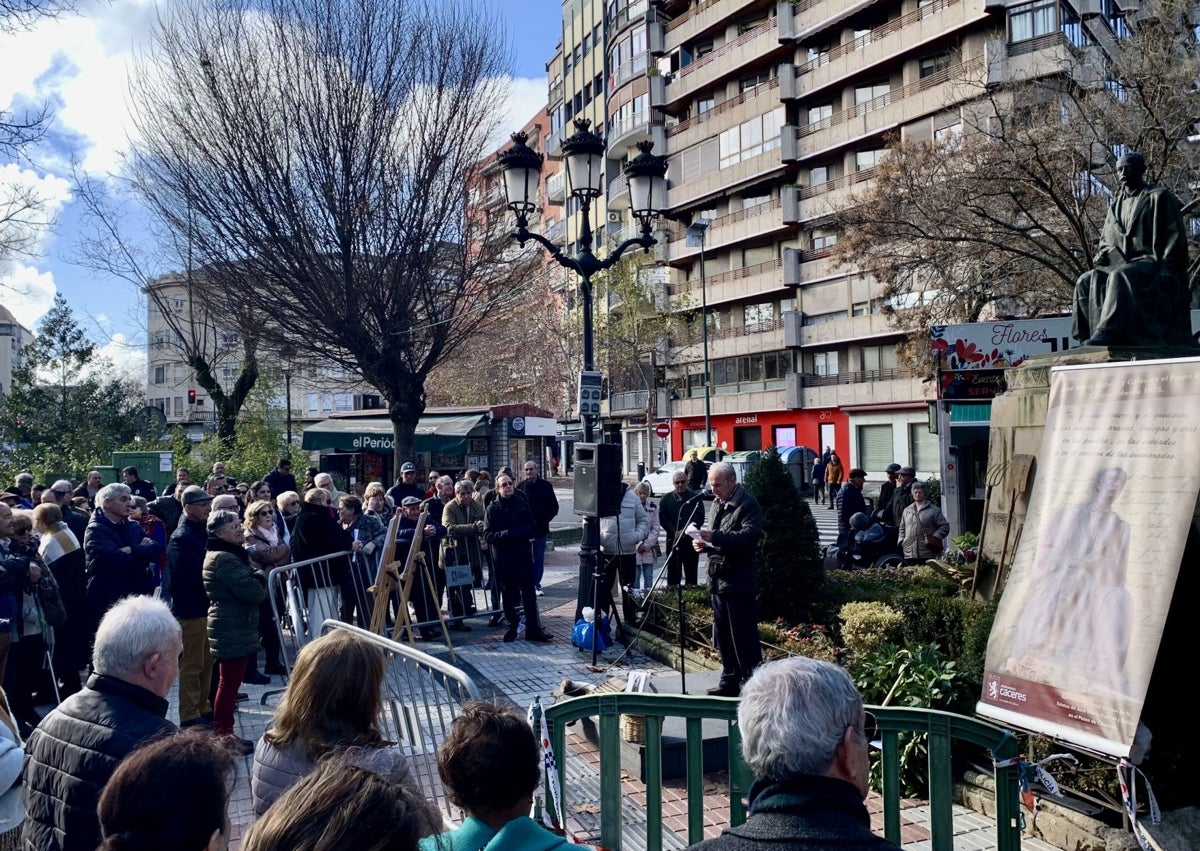 Imagen secundaria 1 - En la foto superior, la viuda y los hijos de Antonio Luis Suárez durante el reconocimiento que se le hizo al músico, fallecido en diciembre. Debajo un momento del acto, que contó con recitales y disertaciones poéticas como la de Ángel Estrada, sobre estas líneas con la estatua del Gabriel y Galán detrás.