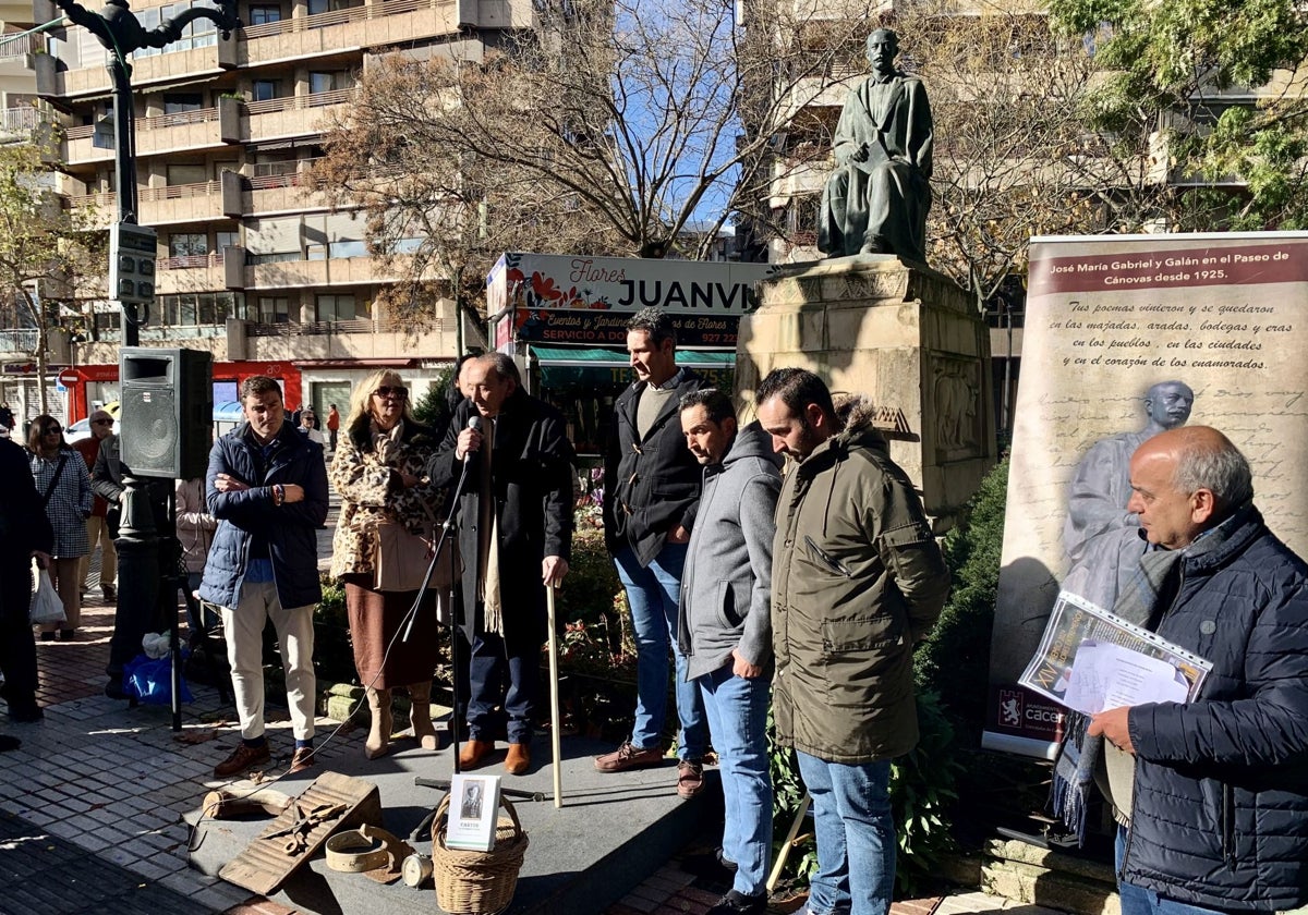 El hortelano, Julio Rebollo, durante su intervención con la estatua del poeta al fondo.